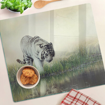 Sklenená doska na krájanie Tiger v tráve