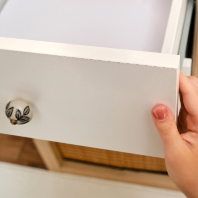 Samolepiaca fólia na nábytok v čistej bielej farbe