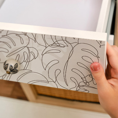 Lepiaca tapeta na nábytok s motívom listov monstery