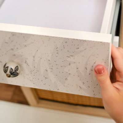 Lepiaca tapeta na nábytok s jemným vzorom