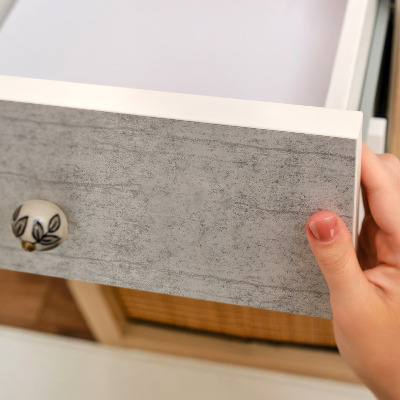 Tapeta na nábytok v sivom textúrovanom prevedení