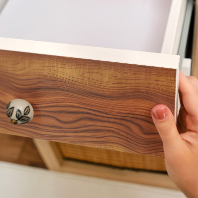 Lepiaca tapeta na nábytok s motívom drevených vlákien