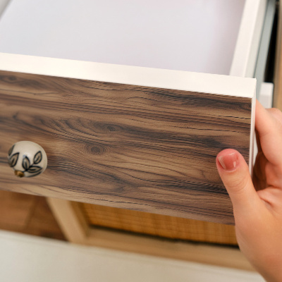 Nalepovacia fólia na nábytok s dekórom drevenej textúry