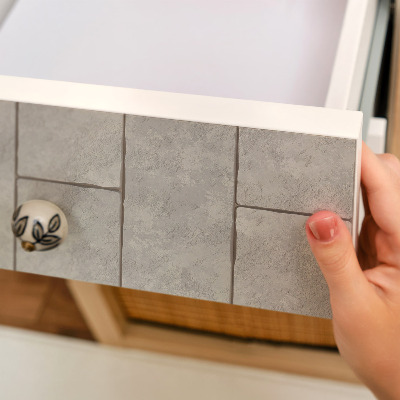 Samolepiaca tapeta na nábytok so vzorom sivých dlaždíc