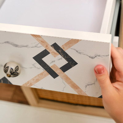 Lepiaca tapeta na nábytok s prúžkovým vzorom na efektnom mramore