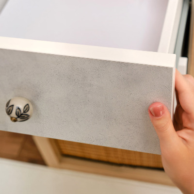 Lepiaca tapeta na nábytok v sivej textúre