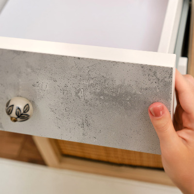 Lepiaca tapeta na nábytok v sivej farbe na dekoráciu stien a nábytku