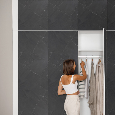 Nábytková fólia v dizajne čierneho mramoru