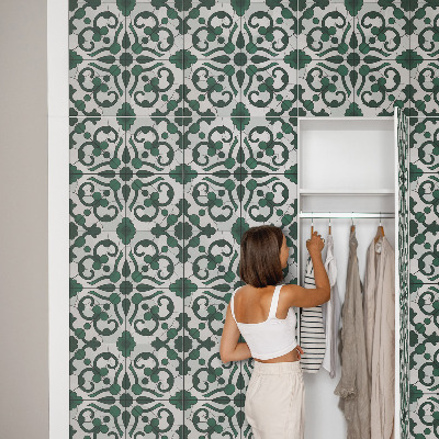 Lepiaca tapeta na nábytok s motívom zelených ozdôb