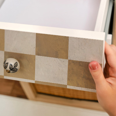 Lepiaca tapeta na nábytok v horčicovom prevedení so vzorom šachovnice