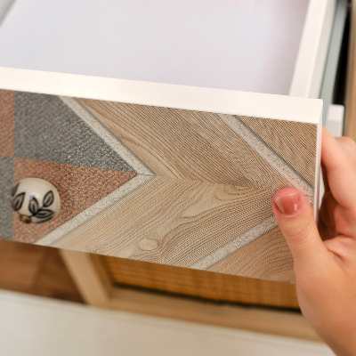 Lepiaca tapeta na nábytok s motívom drevenej mozaiky