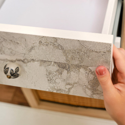 Lepiaca tapeta na nábytok s textúrou kameňa