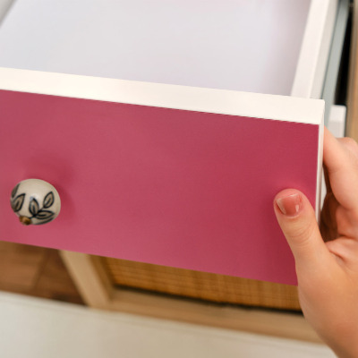 Lepiaca tapeta na nábytok v energickej ružovej farbe