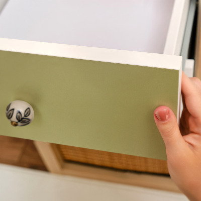 Samolepiaca fólia na nábytok v zelenom vinobranom dizajne