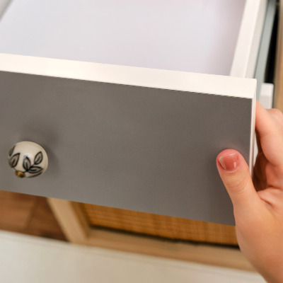 Samolepiaca fólia na nábytok v tmavosivej farbe