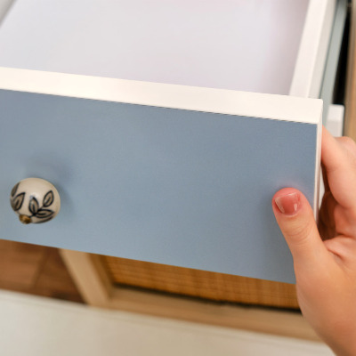 Samolepiaca tapeta na nábytok v svetlomodrom prevedení