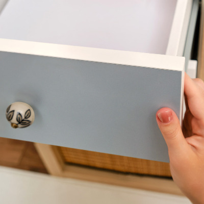 Samolepiaca fólia na nábytok v pastelovo modrom odtieni