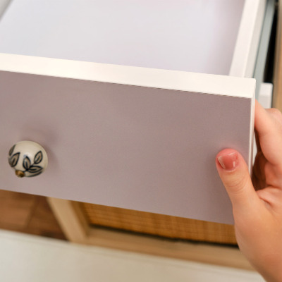 Samolepiaca tapeta na nábytok v pastelovo fialovom odtieni