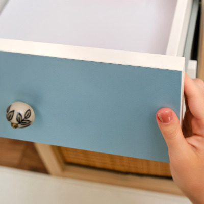 Samolepiaca fólia na nábytok v modrej farbe