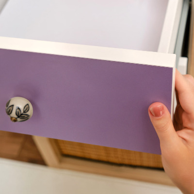 Nalepovacia fólia na nábytok v fialovej farbe