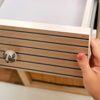 Lepiaca tapeta na nábytok s motívom drevených dosiek