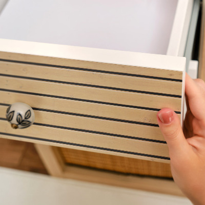 Samolepiaca tapeta na nábytok s motívom drevených líšt