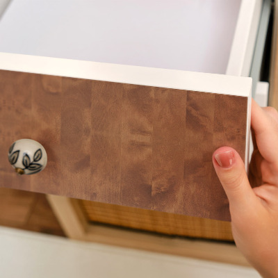 Lepiaca tapeta na nábytok s drevenou textúrou