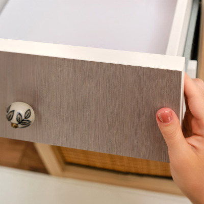 Nábytková fólia so vzorom hnedých čiar