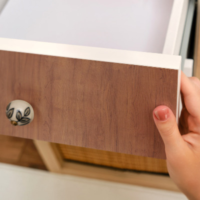 Fólia na nábytok s dreveným motívom