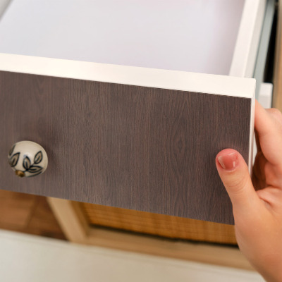 Samolepiaca fólia na nábytok s drevenou textúrou