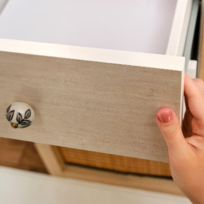 Lepiaca tapeta na nábytok v béžovom drevenom vzore