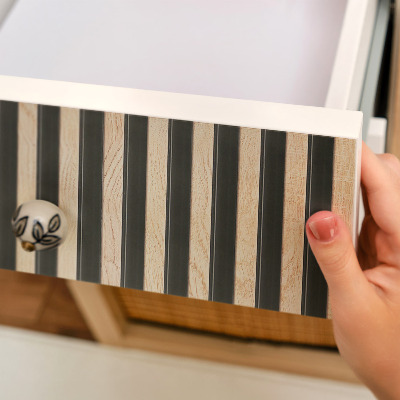 Samolepiaca fólia na nábytok so vzorom zvislých pruhov
