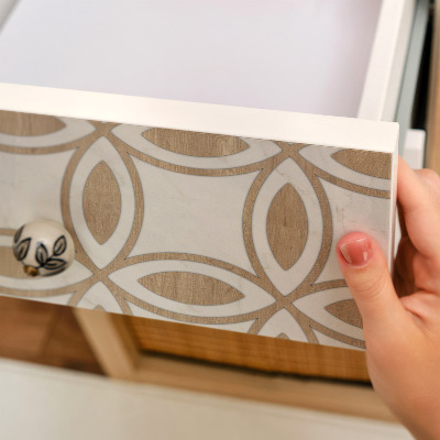 Samolepiaca fólia na nábytok s geometrickým vzorom