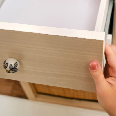 Lepiaca tapeta na nábytok v béžovom vzore s prstencami