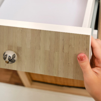 Nalepovacia fólia na nábytok v prevedení drevenej elegancie