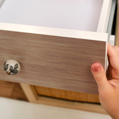 Samolepiaca tapeta na nábytok s drevenou textúrou