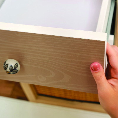 Nalepovacia fólia na nábytok s dreveným vzorom