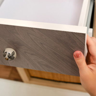 Fólia na nábytok s drevenou textúrou