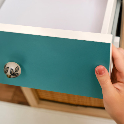 Nalepovacia fólia na nábytok v chladnej tyrkysovej farbe