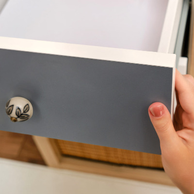 Fólia na nábytok v chladnej sivej farbe