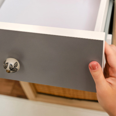 Lepiaca tapeta na nábytok v tmavosivej farbe