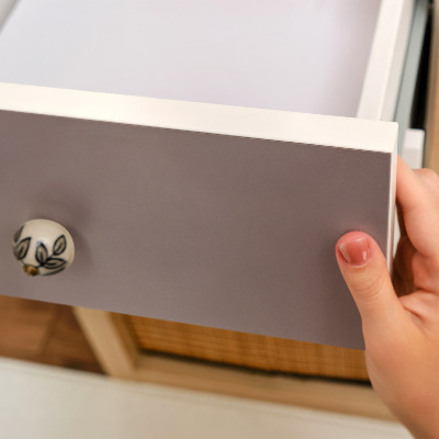 Lepiaca tapeta na nábytok v popolavo hnedej farbe