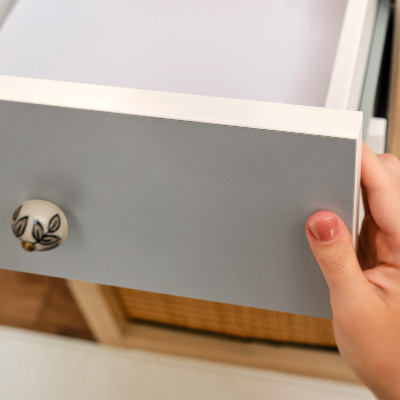 Tapeta na nábytok v odtieni mileniálnej sivej