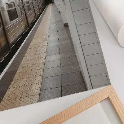 Plagát moderné nástupište metra s dynamickým architektonickým priestorom