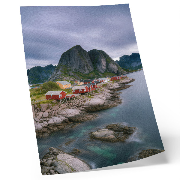 Poster na stenu Červené domy, hory, voda v pozadí, pokojná atmosféra