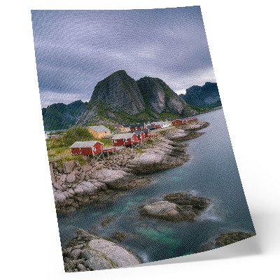 Poster na stenu Červené domy, hory, voda v pozadí, pokojná atmosféra