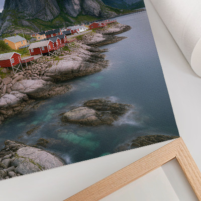 Poster na stenu Červené domy, hory, voda v pozadí, pokojná atmosféra
