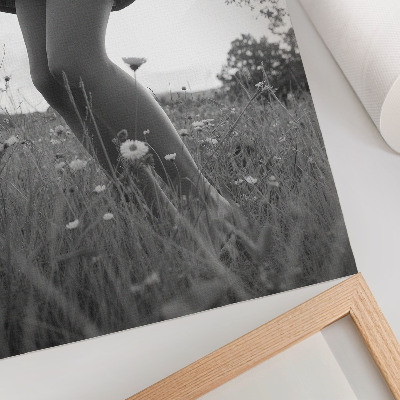 Plagát Čiernobiela fotografia lúky plnej harmónie a pokoja.