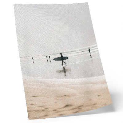 Poster na stenu Surfer kráčajúci po pláži s doskou