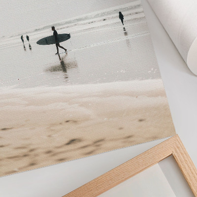 Poster na stenu Surfer kráčajúci po pláži s doskou